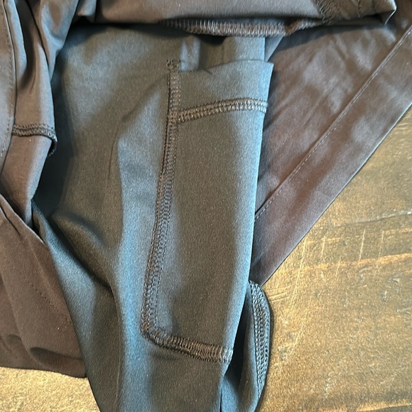 New w/o tags liner shorts with phone pocket - Picture 4 of 4